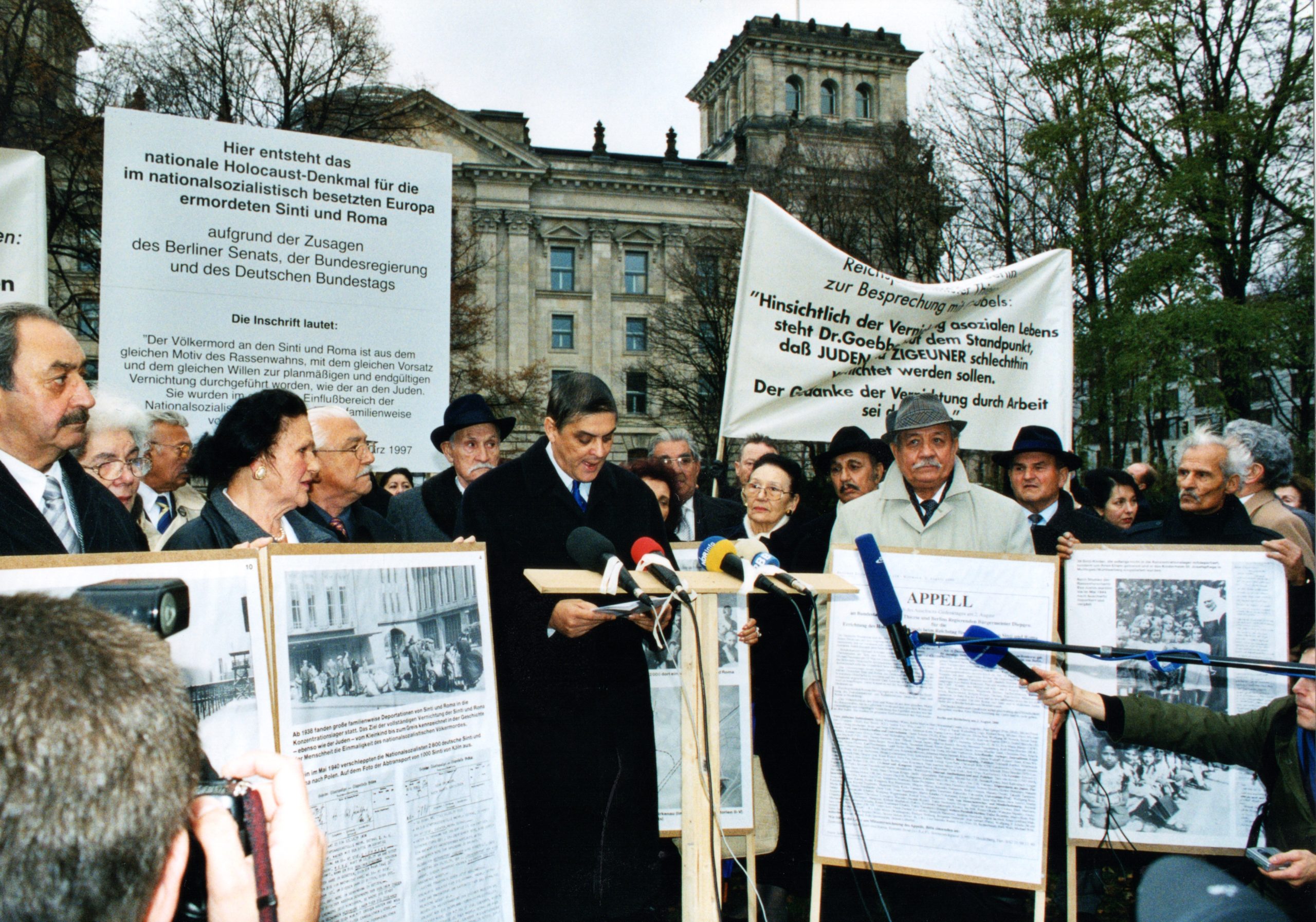 Demonstration for the establishment of the Memorial to the Sinti and Roma of Europe Murdered under the National Socialist Regime, November 2003