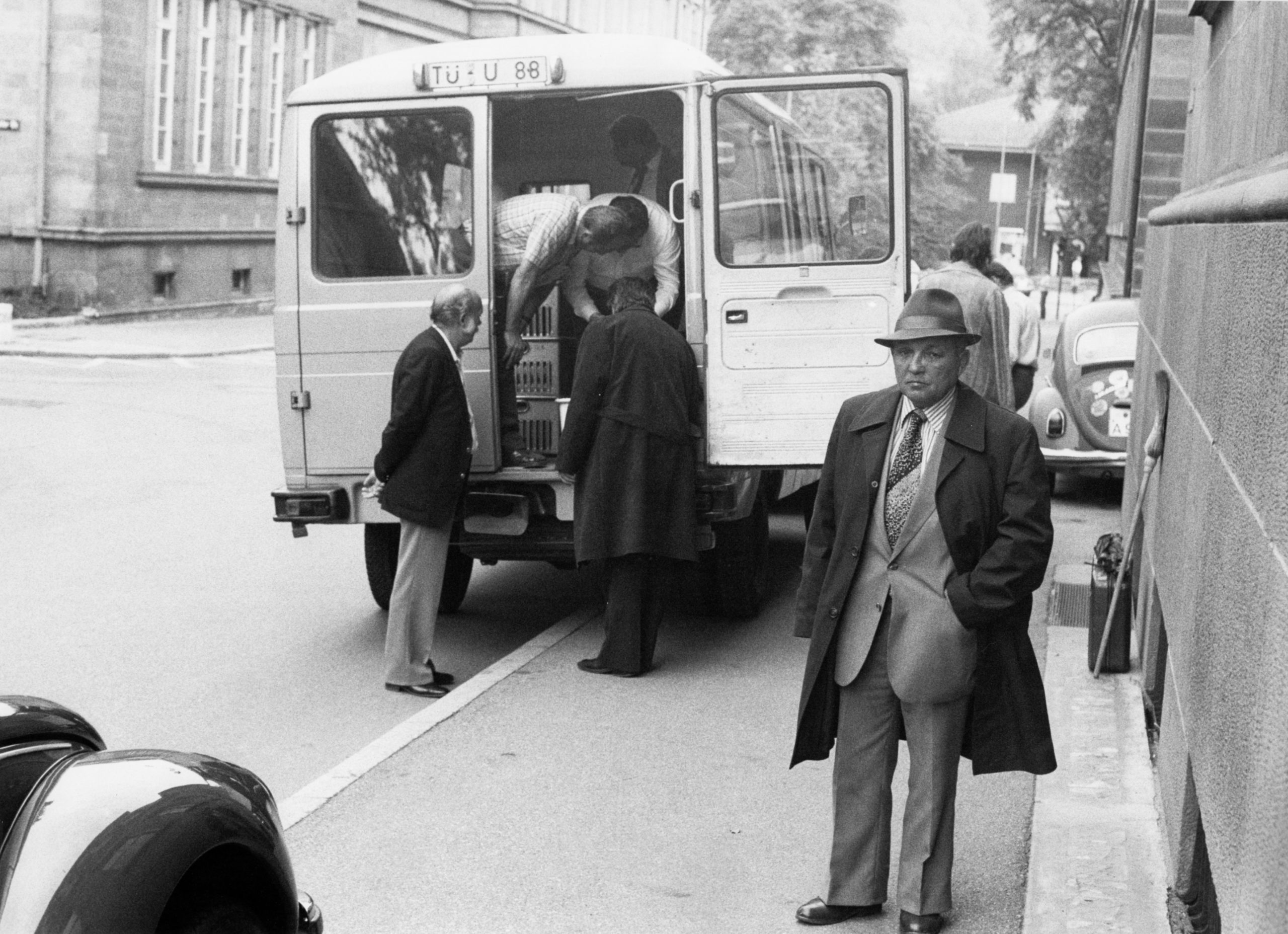 Removal of the “Nazi race files” to the Federal Archive in Koblenz, following the occupation of the Tübingen University archive in September 1981; in the foreground, Holocaust survivor Jakob Bamberger