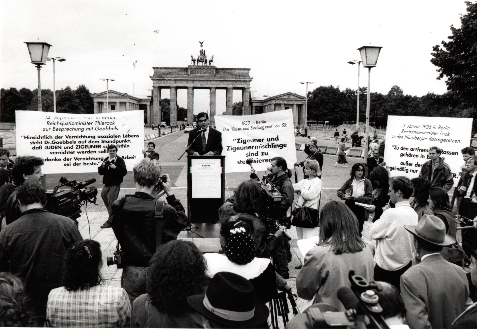 Commemmorative event with a delegation of 50 Holocaust survivors in front of the Brandenburg Gate to mark the 50th anniversary of the Nazi decree of “extermination through labour”, September 1992