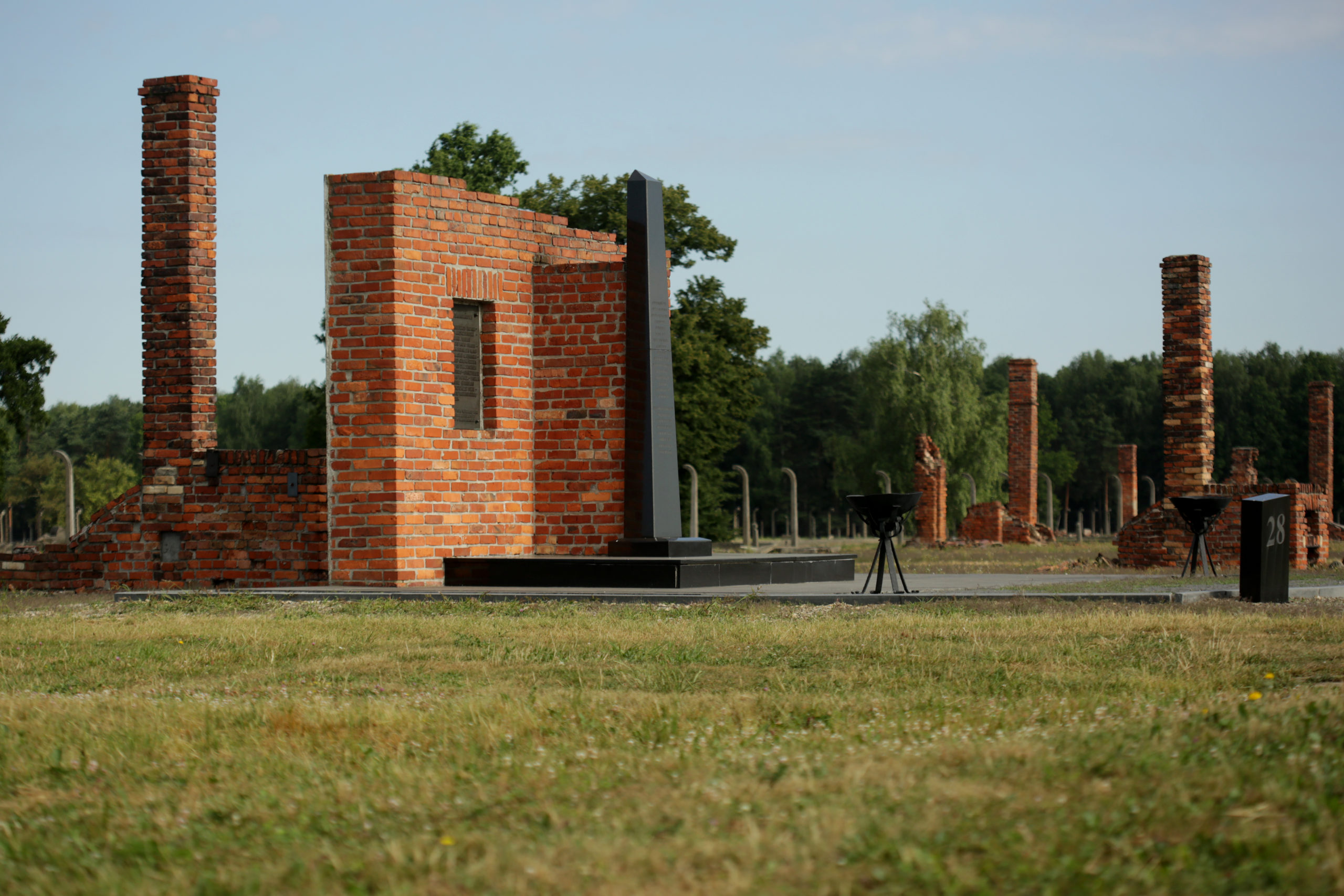 Photo of the memorial commemorating Sinti and Roma prisoners on the grounds of the former "Zigeunerlager" taken by Jaroslaw Praszkiewicz.